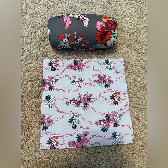 Vera Bradley | Hard Clamshell Sunglasses Case and Lens Cleaning Cloth | Floral - Picture 2 of 10